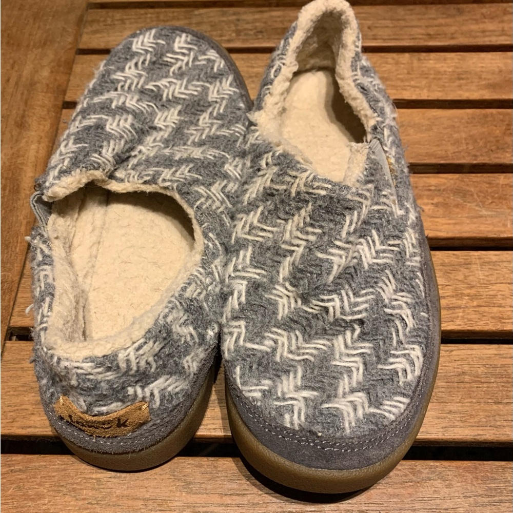 SANUK Gray and Cream Fuzzy Cozy Cabincore Spring Vibe Slippers GUC Women’s Sz 8
